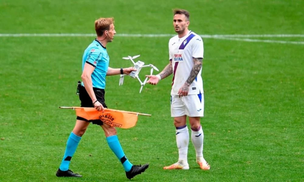 Προσγειώθηκε drone στο γήπεδο με μήνυμα κατά του Euro!